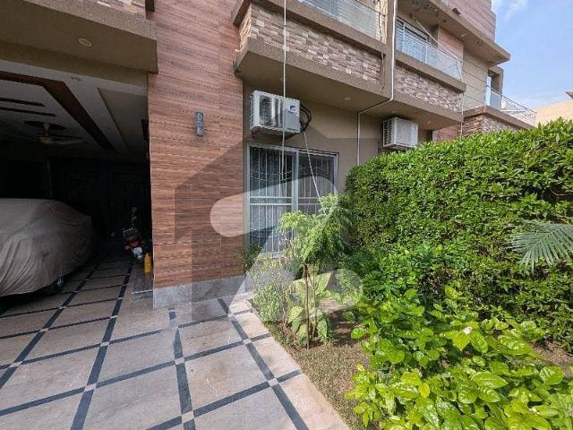 10 Marla Brand New Type SLITELY USED Luxery Ultra Modern Style Owner Built House Available For Sale In PIA Society Lahore