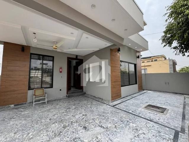 10 Marla Designer House Available For Sale