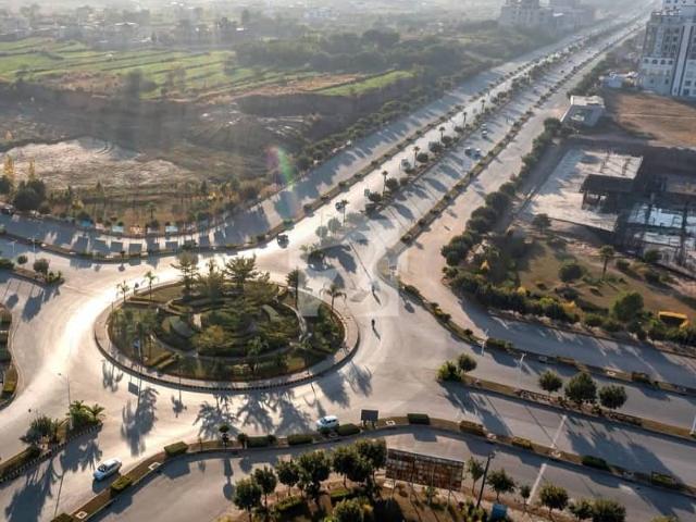 10 Marla Developed & Possession Plot For Sale In Block Q Gulberg Residencia