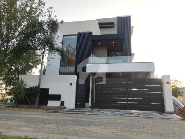 10 Marla Double Unit with Basement Most Luxurious and Modern Elevation House Lake City