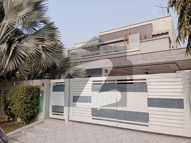 10 marla elegant and fully maintained super hot located bungalow is available in the best block of dha phase 8 ex park view lahore