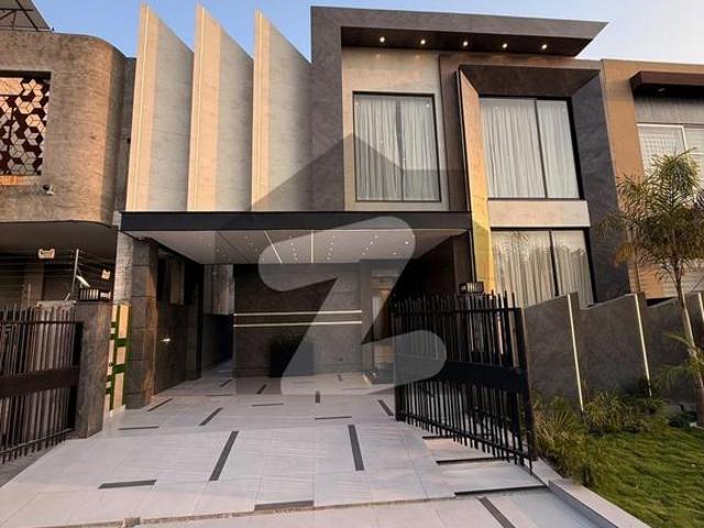 10 marla elegant and fully maintained super hot located facing park bungalow is available in bankers avenue block h, lahore. Bankers Avenue Block H