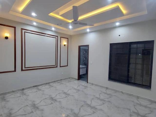 10 marla facing park beautiful exellent house for sale in khayaban e a lahore khayaban e amin id 83694