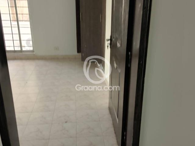 10 Marla Flat for Rent