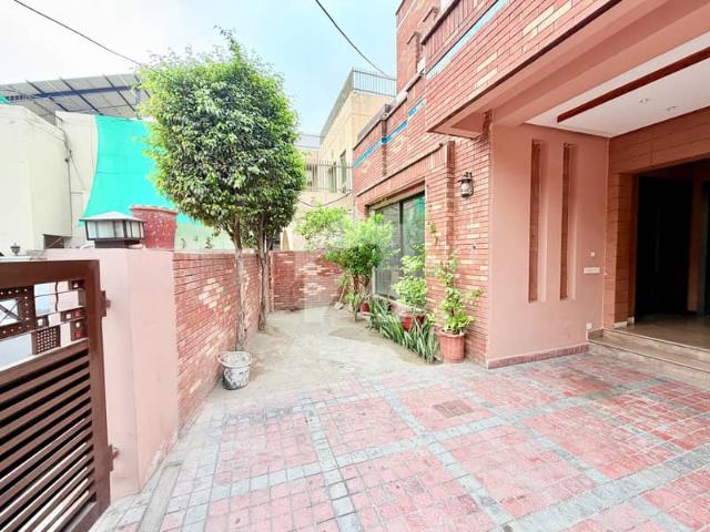10 Marla Full House Available For Rent at Jail Road & Lawrence Rd
