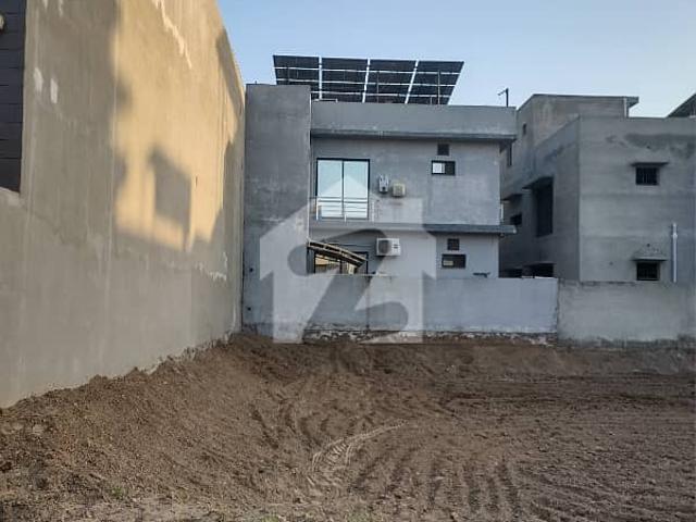 10 marla full possession paid next to corner plot available for sale on investor rate