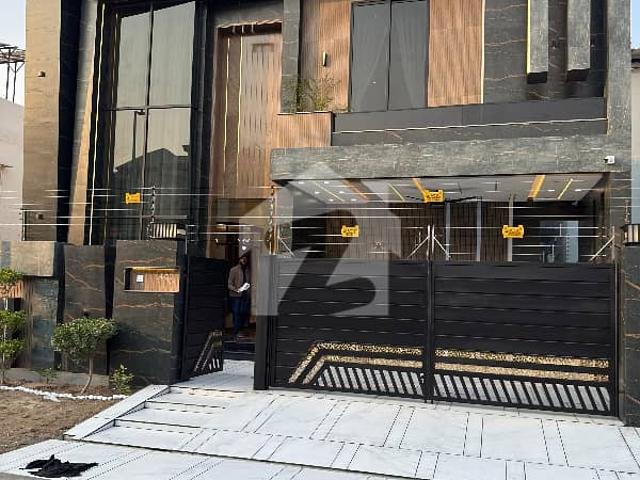 10 Marla Fully Ultra Modern And Luxurious House For Sale Royal Orchard, Multan Discover The Perfect Blend Of Modern Living And Serene Surroundings With This Beautifully Designed 10 Marla House Located On Near To Park