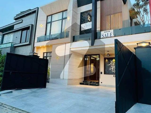 10 Marla Fully Furnished Luxurious Facing Park House Available for Sale