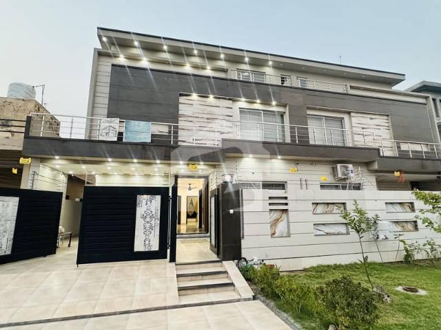 10 Marla Hot location Brand New Double Storey House For Sale On 100 Feet Road In Central Park Lahore