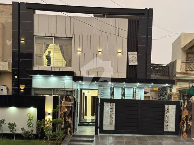 10 Marla hot location house Available Central Park A Block