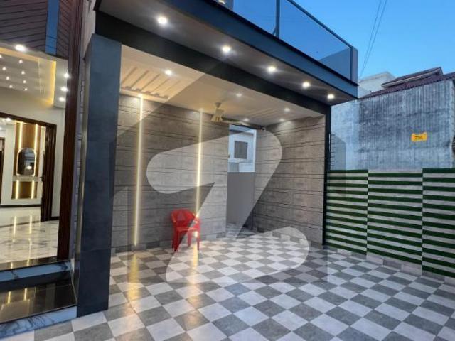 10 Marla Hot Location House With Gas Available For Sale In Bahria Town Lahore. Bahria Town Sector D
