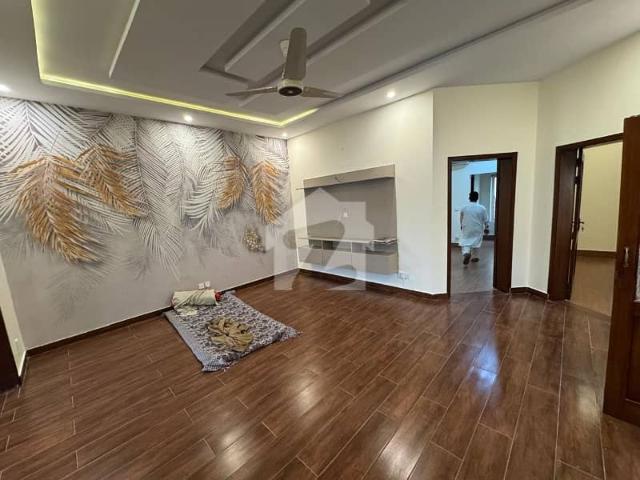 10 Marla House With Basement Available For Sale