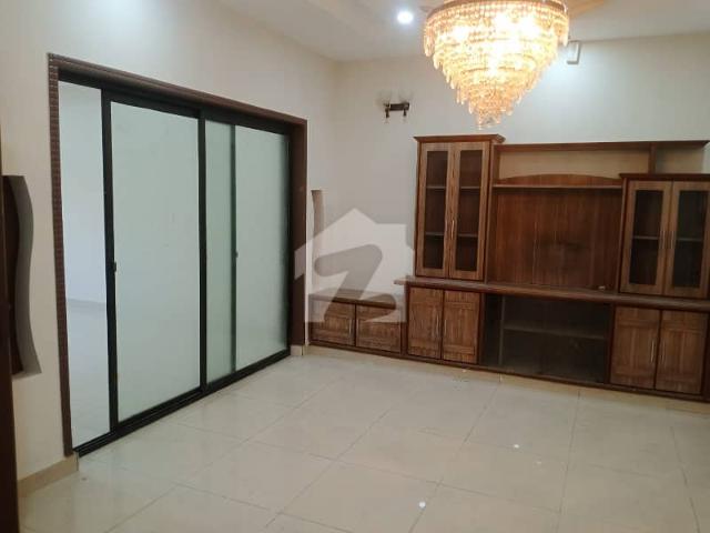 10 marla house available for rent in bahria town lahore
