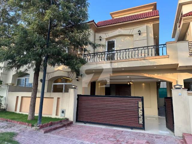 10 Marla House Available In C1 Bahria Enclave