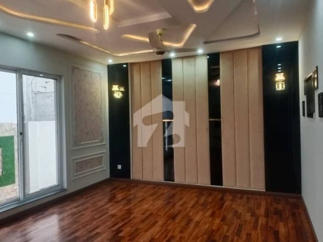 10 Marla House For Grabs In Bahria Town