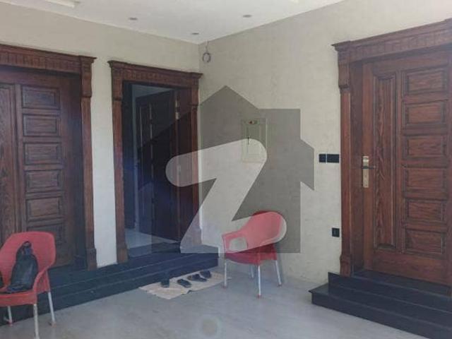 10 Marla House for Sale in Block D Prime Location, Ideal Family Home