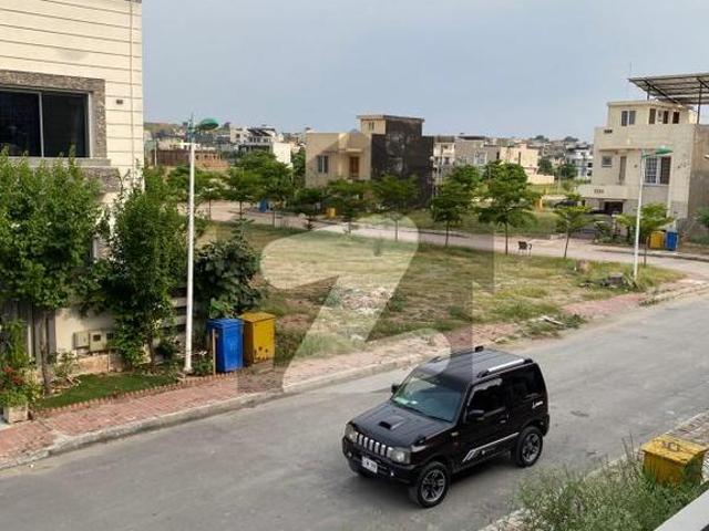 10 Marla House for Sale in I Block Prime Location Bahria Town Phase 8 Block I