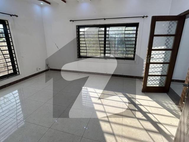 10 Marla House For Rent Bahria Town Phase 8