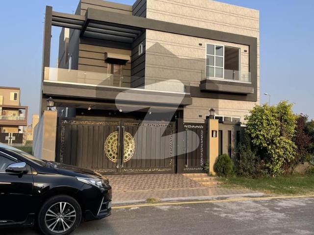 10 Marla House For Rent Prime Location Near To Amenities!
