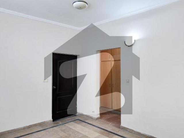 10 Marla House Ideally Situated In Askari 10