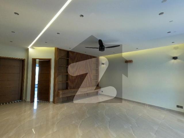 10 Marla House Ideally Situated In D 12/1