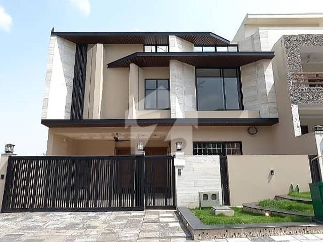 10 Marla House Ideally Situated In D 12/1