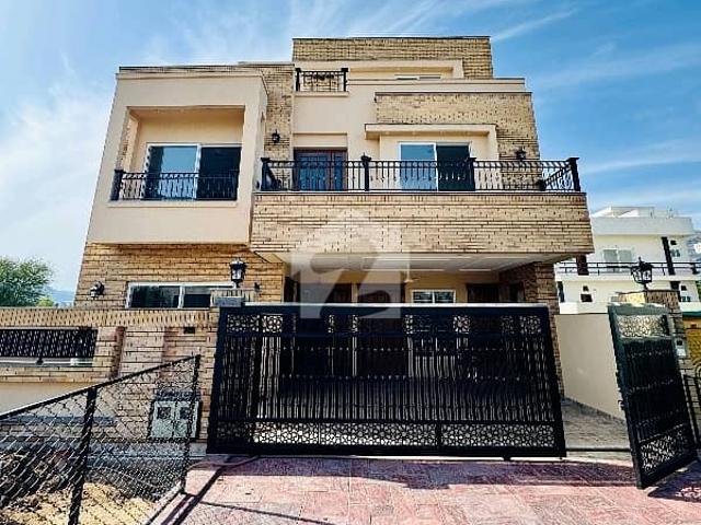 10 Marla House In Central D 12/3 For sale