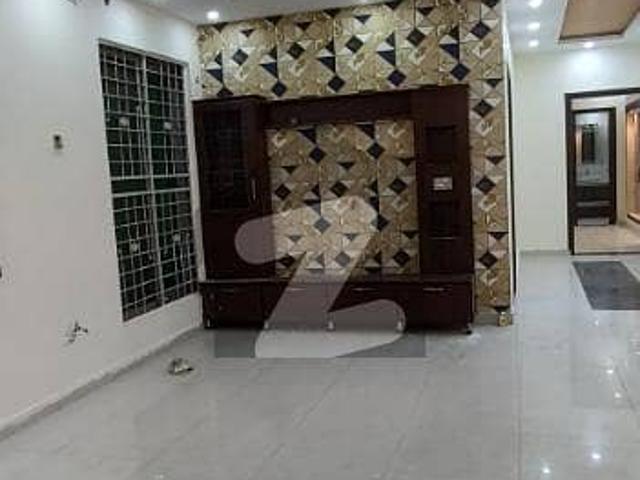 10 Marla 4 Beds House 1. 3. Double Kitchen Double Unit House For family and office For Detail Cal Please
