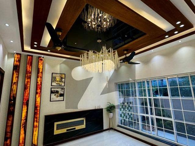 10 Marla Like New used House For Sale in Bahria town lahore