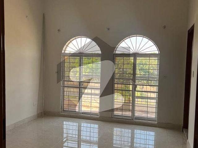 10 marla like new upper portion avalible for rent in bahria town lahore