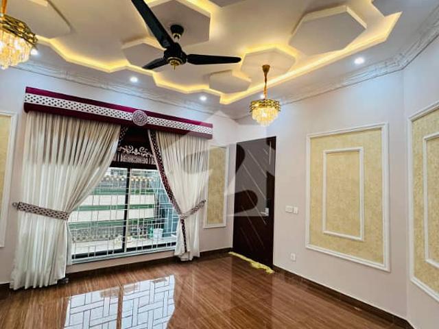 10 marla like new beautiful houes available for rent in ideal loction of sector c bahria town lahore