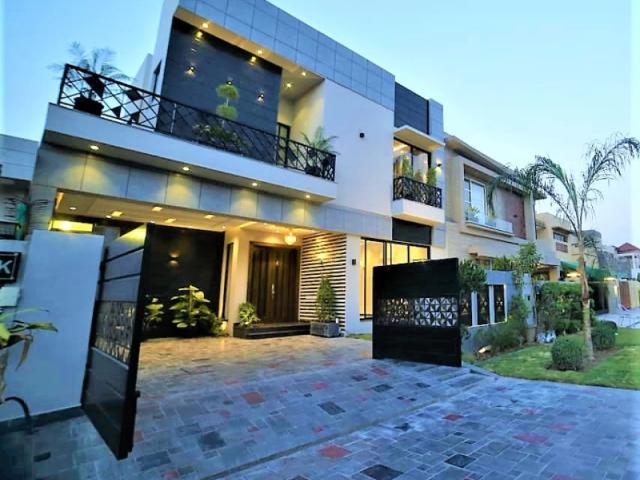 10 Marla Like SlighltyUsed House Available For Sale At DHA Phase 3. Lahore wapda town id 73104