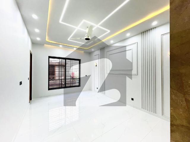 10 Marla Luxurious house Avilable for sale Bahria Town Phase 8 Block I