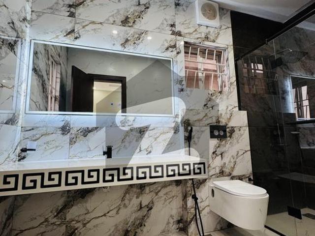 10 Marla Luxury Designer House Avilable For Sale Bahria Town Phase 8