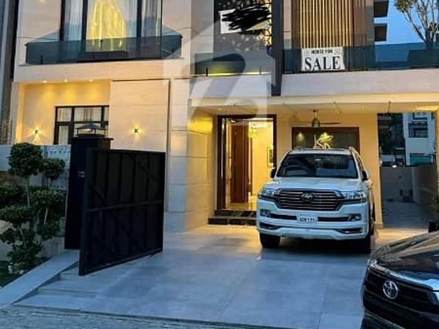 10 Marla Luxury Full Furnished House is Available For Rent in Bahria Town Lahore