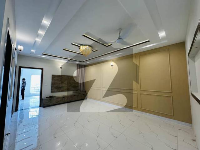 10 Marla Luxury House For Rent