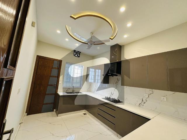 8 Marla Full House for Rent Spacious 6 Marla Backside Green Lawn | Gas Available | Ideal Family Home Bahria Town Phase 8