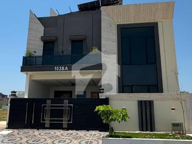 10 Marla Luxury House For Sale Your Dream Home Awaits! *Located In A Premium Gated Society With _all Modern Amenities_, This Stunning 10 Marla Residence Is Priced At *Rs: 5.85 Cr* Perfect For Those Who Value Elegance, Comfort & Status