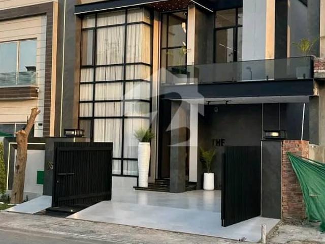 10 Marla Luxury House is Available For Sale in Bahria Town Lahore