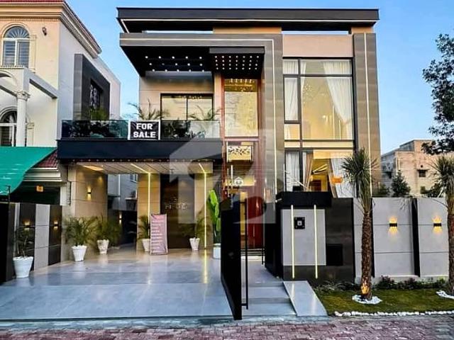 10 Marla Luxury House is Available For Sale in Bahria Town Lahore