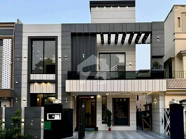 10 Marla Luxury House is Available For Sale in Bahria Town Lahore