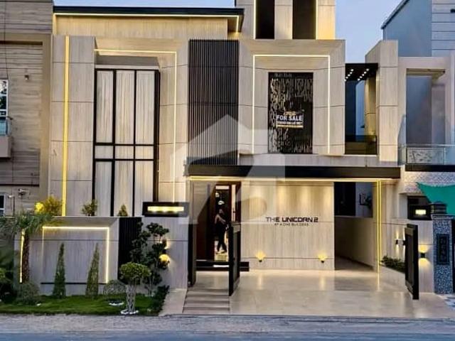 10 Marla Luxury House is Available For Sale in Bahria Town Lahore