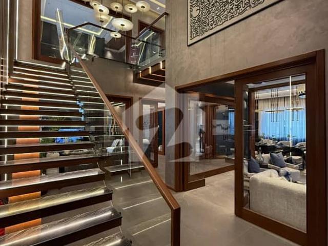 10 marla modern designe top location bungalow for sale