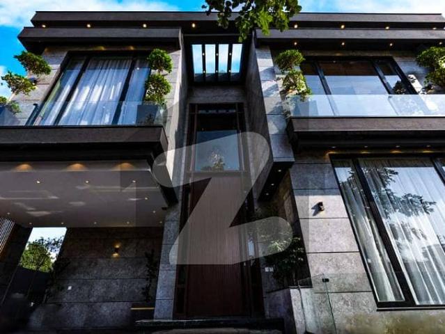 10 marla modern designe top location bungalow for sale