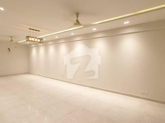 10 Marla Modern Designed House With Full Heighted Entrence