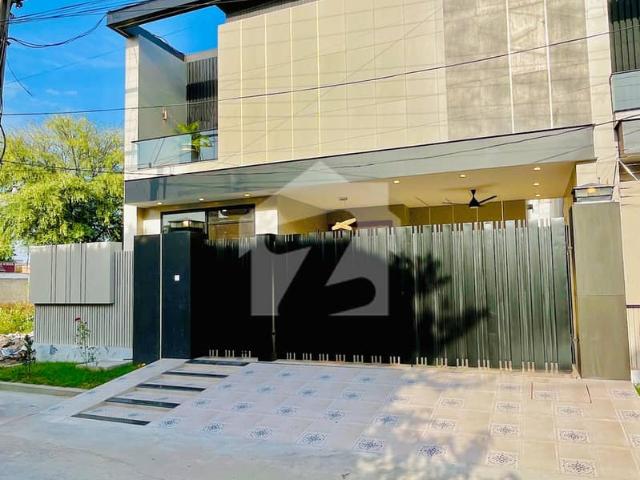 10 Marla Modern Elevation Beautiful House Available For sale In Model Town Multan