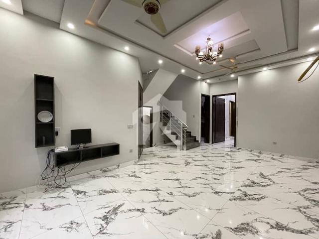 10 Marla Modern House For Rent