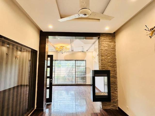 10 Marla Modern House For Rent