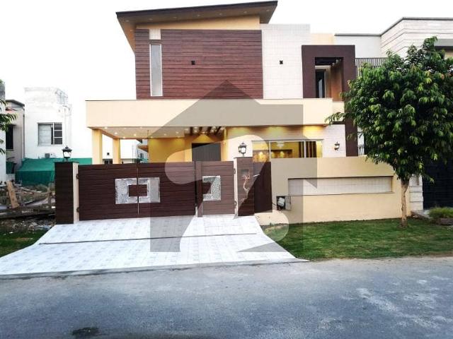 10 Marla Modern House For Sale At Hot LOcation Near Macdonold And Big Park