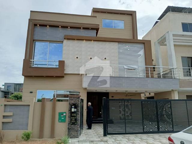 10 Marla Neat and Clean House Available For Sale In Bahria Town Lahore